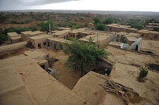 ಸಿಂಗ್ ಸ್ವಗ್ರಾಮದಲ್ಲಿ ಕಾಮಗಾರಿ ಸ್ಥಗಿತ