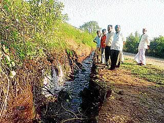 ಅಪಾರ ನೀರು ಪೋಲು, ರೈತರಲ್ಲಿ ಆತಂಕ