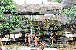 ಕಪ್ಪಲೆಪ್ಪದಲ್ಲಿ ನೀರ ಧಾರೆ: ಹೆಚ್ಚಿದ ಪ್ರವಾಸಿಗರ ಸಂಖ್ಯೆ