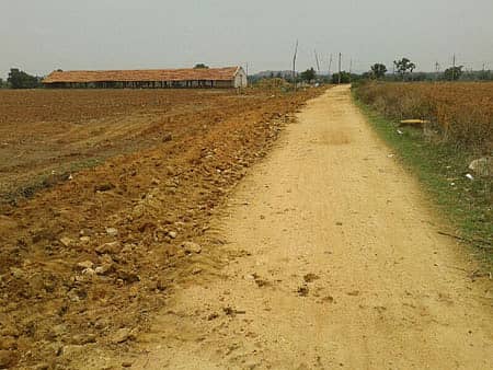 ಹರಪನಹಳ್ಳಿ ತಾಲ್ಲೂಕಿನ ಪಾವನಪುರ ಗ್ರಾಮಕ್ಕೆ ಸಂಪರ್ಕ ಬೆಸೆಯುವ ರಸ್ತೆ ರೈತರೊಬ್ಬರ ಅಧೀನಕ್ಕೆ ಒಳಪಟ್ಟಿರುವ ಕಾರಣಕ್ಕಾಗಿ ಲಕ್ಷಾಂತರ ವೆಚ್ಚ ಮಾಡಿ ನಿರ್ಮಿಸಲಾದ ಮಾಡಲಾದ ರಸ್ತೆ ರೈತರಿಂದ ಅತಿಕ್ರಮಣಗೊಂಡಿರುವ ದೃಶ್ಯ.