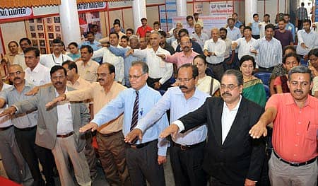 ಮೈಸೂರಿನ ನಂಜರಾಜ ಬಹದ್ದೂರ್ ಛತ್ರದಲ್ಲಿ ಗುರುವಾರ ನಡೆದ ಕೈಗಾರಿಕಾ ಎಕ್ಸ್ಪೋ ಕಾರ್ಯಕ್ರಮದಲ್ಲಿ ಲೋಕಸಭಾ ಚುನಾವಣೆಯಲ್ಲಿ ಕಡ್ಡಾಯವಾಗಿ ಮತದಾನ ಮಾಡುವುದಾಗಿ ಹೂಡಿಕೆದಾರರು ಮತ್ತು ಸರಬರಾಜುದಾರರು ಪ್ರತಿಜ್ಞಾ ವಿಧಿ ಸ್ವೀಕರಿಸಿದರು.