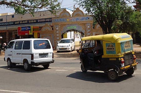ತಿಪಟೂರು ಕೆ.ಆರ್.ಬಡಾವಣೆ ಸೇವಾ ರಸ್ತೆ ಮಧ್ಯದಲ್ಲೇ ಹಾಕಿರುವ ಮದುವೆ ಸ್ವಾಗತ ಕಮಾನಿನಿಂದ ಉಂಟಾದ ಸಂಚಾರ ತೊಡಕಿನ ದೃಶ್ಯ.