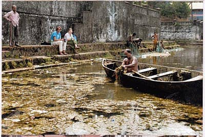 ಗೋಕರ್ಣದ ಕೋಟಿತೀರ್ಥದಲ್ಲಿ ಬೆಳೆದಿರುವ ಪಾಚಿ ತೆಗೆಯುತ್ತಿರುವುದು