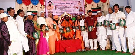 ಹುಬ್ಬಳ್ಳಿಯ ನವನಗರ ವೀರಶೈವ ಕಲ್ಯಾಣ ಮಂಟಪದಲ್ಲಿ ಮಂಗಳವಾರ ನಡೆದ ಗುರುಸಿದ್ದಯ್ಯ ಸ್ವಾಮಿ ಹಿರೇಮಠ ಅವರ ಷಷ್ಠ್ಯಬ್ಧಿಪೂರ್ತಿ ಸಮಾರಂಭದಲ್ಲಿ ಸ್ಮರಣ ಸಂಚಿಕೆ ಬಿಡುಗಡೆಗೊಳಿಸಲಾಯಿತು. ವಿ.ಎಸ್. ಕೆಂಚನಗೌಡರ, ಎಸ್.ಎಸ್.ಪಾಟೀಲ, ರಂಭಾಪುರಿ ಶ್ರೀಗಳು, ಚಂದ್ರಶೇಖರ ಶಿವಾಚಾರ್ಯ ಸ್ವಾಮೀಜಿ, ವಿಮಲ ರೇಣುಕ ಶಿವಾಚಾರ್ಯ ಸ್ವಾಮೀಜಿ, ಡಾ.ಕೊಟ್ಟೂರು ಬಸವೇಶ್ವರ ಶಿವಾಚಾರ್ಯ ಸ್ವಾಮೀಜಿ ಮತ್ತಿತರರು ಚಿತ್ರದಲ್ಲಿದ್ದಾರೆ