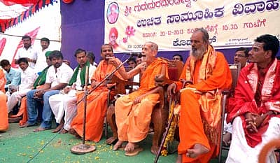 ಹುಣಸಗಿ ಸಮೀಪದ ಕೊಡೇಕಲ್ಲ ಗ್ರಾಮದ ದುರದುಂಡೇಶ್ವರ ಮಠದ ಆವರಣದಲ್ಲಿ ಶುಕ್ರವಾರ ನಡೆದ ಸಾಮೂಹಿಕ ವಿವಾಹ ಕಾರ್ಯಕ್ರಮದಲ್ಲಿ ಉಡುಪಿ ಪೇಜಾವರ ಮಠದ ವಿಶ್ವೇಶ ತೀರ್ಥ ಸ್ವಾಮೀಜಿ ಮಾತನಾಡಿದರು. ಮಾಜಿ ಸಚಿವ ರಾಜುಗೌಡ, ಶಿವಕುಮಾರ ದೇವರು ಇತರರು ಇದ್ದರು