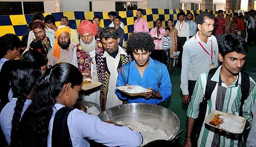 ಮೂಡುಬಿದಿರೆಯಲ್ಲಿ ನಡೆಯುತ್ತಿರುವ ಆಳ್ವಾಸ್‌ ವಿಶ್ವನುಡಿಸಿರಿ–ವಿರಾಸತ್‌ನಲ್ಲಿ ಪಾಲ್ಗೊಂಡಿದ್ದ ಸ್ವಯಂ ಸೇವಕರು ನಗುಮೊಗದಿಂದ ಶುಕ್ರವಾರ ಮಧ್ಯಾಹ್ನದ ಊಟ ಬಡಿಸಿದರು. 	–ಪ್ರಜಾವಾಣಿ ಚಿತ್ರ
