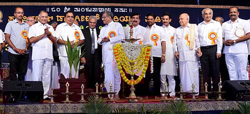 ಮೂಡುಬಿದಿರೆಯಲ್ಲಿ ಶುಕ್ರವಾರ ಆರಂಭವಾದ ಧರ್ಮಸ್ಥಳ ಗ್ರಾಮಾಭಿವೃದ್ಧಿ ಯೋಜನೆಯ ರಾಜ್ಯ ಮಟ್ಟದ 34ನೇ ಕೃಷಿಮೇಳಕ್ಕೆ ಸಚಿವ ಬಿ.ರಮಾನಾಥ ರೈ ಚಾಲನೆ ನೀಡಿದರು. ಅಭಯಚಂದ್ರ ಜೈನ್, ಡಾ.ಕೆ.ನಾರಾಯಣ ಗೌಡ, ಡಿ.ವೀರೇಂದ್ರ ಹೆಗ್ಗಡೆ, ಡಾ.ಎಂ.ಮೋಹನ ಆಳ್ವ, ರಾಜೇಂದ್ರ ಕುಮಾರ್, ನಳಿನ್ ಕುಮಾರ್ ಕಟೀಲ್, ಆನಂದ ಆಳ್ವ, ಡಿ.ಸುರೇಂದ್ರ ಕುಮಾರ್, ಗೋಪಾಲ ಭಂಡಾರಿ ಮತ್ತಿತರರು ಇದ್ದರು. –ಪ್ರಜಾವಾಣಿ ಚಿತ್ರ