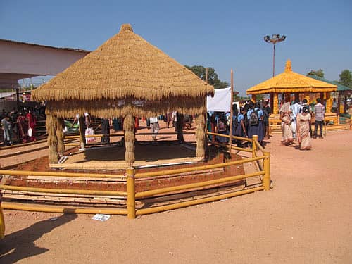 ಮೂಡುಬಿದಿರೆ ವಿದ್ಯಾಗಿರಿಯ ಕೃಷಿ ಮೇಳ ಆವರಣದಲ್ಲಿ ಜನಪದ ಸಂಸ್ಕೃತಿಯನ್ನು ಬಿಂಬಿಸುವ ಭತ್ತದ ಪೈರು ಹಾಗೂ ಜೋಳದ ತೆನೆಯಿಂದ ನಿರ್ಮಾಣವಾದ ಮನೆ.