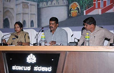 ರಾಯಚೂರಿನ ಜಿಲ್ಲಾಪಂಚಾಯಿತಿ ಸಭಾಂಗಣದಲ್ಲಿ ಶುಕ್ರವಾರ ನಡೆದ ಸಕಾಲ ಯೋಜನೆ ಅನುಷ್ಠಾನದ ಅಧಿಕಾರಿಗಳ ಸಭೆಯಲ್ಲಿ ಜಿಲ್ಲಾಧಿಕಾರಿ ಎಸ್.ಎನ್ ನಾಗರಾಜು ಮಾತನಾಡಿದರು. ಜಿಲ್ಲಾ ಪಂಚಾಯಿತಿ ಉಪ ಕಾರ್ಯದರ್ಶಿ ಮುಕ್ಕಣ್ಣ ಕರಿಗಾರ, ಎಎಸ್ಪಿ ದಿವ್ಯಾಗೋಪಿನಾಥ ಇದ್ದರು