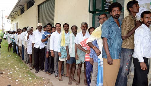 ಮಂಡ್ಯದ ಡಿ. ದೇವರಾಜ ಅರಸು ಅಭಿವೃದ್ಧಿ ನಿಗಮದ ಮುಂದೆ ಅರ್ಜಿ ಸಲ್ಲಿಸಲು ಸಾಲಾಗಿ ನಿಂತಿರುವ ಜನತೆ