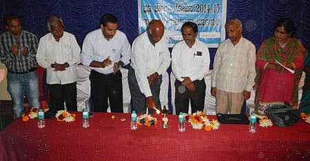 ಪಿರಿಯಾಪಟ್ಟಣದಲ್ಲಿ ಕೃಷಿ ಇಲಾಖೆ ಸೋಮವಾರ ಏರ್ಪಡಿಸಿದ್ದ ತಾಲ್ಲೂಕುಮಟ್ಟದ ಭೂ ಚೇತನ ಕಾರ್ಯಾಗಾರವನ್ನು ಕೃಷಿ ವಿಜ್ಞಾನಿ ಡಾ.ಅರಸು ಮಲ್ಲಯ್ಯ ಉದ್ಘಾಟಿಸಿದರು. ಎಡಿಎ ರಾಜು, ತೋಟಗಾರಿಕೆ ಇಲಾಖೆಯ ಅಧಿಕಾರಿ ಪ್ರಸಾದ್, ಡಾ.ಸುರೇಶ್ ಇದ್ದಾರೆ.