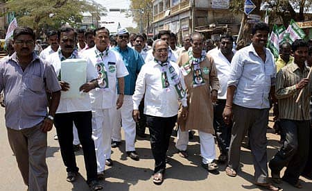 ಚಿಕ್ಕಬಳ್ಳಾಪುರದಲ್ಲಿ ಶುಕ್ರವಾರ ಲೋಕಸಭಾ ಕ್ಷೇತ್ರದ ಚುನಾವಣೆಗೆ ನಾಮಪತ್ರ ಸಲ್ಲಿಕೆಯಾದ ಬಳಿಕ ಜೆಡಿಯು ರಾಜ್ಯ ಘಟಕದ ಅಧ್ಯಕ್ಷ ಡಾ.ಎಂ.ಪಿ.ನಾಡಗೌಡ, ಅಭ್ಯರ್ಥಿ ಜಿ.ಕೆ.ಸಿ.ರೆಡ್ಡಿ ನೇತೃತ್ವದಲ್ಲಿ ಪಕ್ಷದ ಕಾರ್ಯಕರ್ತರು ಮೆರವಣಿಗೆ ನಡೆಸಿದರು.