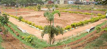 ಚಿಕ್ಕಬಳ್ಳಾಪುರ ಹಳೆ ಬಸ್ ನಿಲ್ದಾಣದ ಬಳಿಯಿರುವ ಟಿ.ಚನ್ನಯ್ಯ ಉದ್ಯಾನವನ್ನು ನಿರ್ಮಿತಿ ಕೇಂದ್ರ ಅಭಿವೃದ್ಧಿಪಡಿಸುತ್ತಿದ್ದು, ಶೇ 80ರಷ್ಟು ಕಾಮಗಾರಿ ಪೂರ್ಣಗೊಂಡಿದೆ.