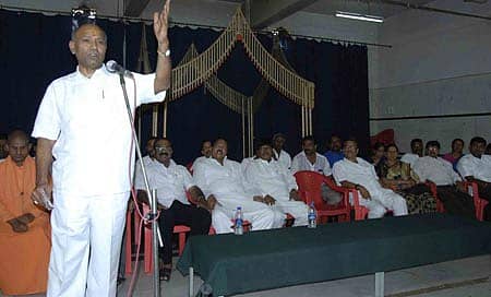 ಹಾಸನದ ಸೀತಾರಾಮಾಂಜನೇಯ ದೇವಸ್ಥಾನದಲ್ಲಿ ಶುಕ್ರವಾರ ಹಮ್ಮಿಕೊಂಡಿದ್ದ ಬಿಜೆಪಿ ಕಾರ್ಯಕರ್ತರ ಸಭೆಯಲ್ಲಿ ಪಕ್ಷದ ಹಾಸನ ಲೋಕಸಭಾ ಕ್ಷೇತ್ರದ ಅಭ್ಯರ್ಥಿ ವಿಜಯಶಂಕರ್ ಮಾತನಾಡಿದರು.