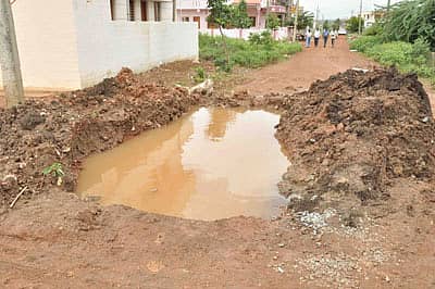 ಹಾವೇರಿಯ ಅಶ್ವಿನಿ ನಗರದ ರಸ್ತೆ ಮಧ್ಯದಲ್ಲಿ ನಿರ್ಮಾಣವಾಗಿರುವ ಗುಂಡಿಯಲ್ಲಿ ನೀರು ನಿಂತಿರುವುದು.
