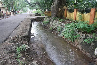 ಕಾರವಾರದ ಮಹಾತ್ಮಗಾಂಧಿ ರಸ್ತೆಯಲ್ಲಿರುವ ತಾಲ್ಲೂಕು ಪಂಚಾಯ್ತಿ ಕಚೇರಿ ಮುಂಭಾಗವಿರುವ ತೆರೆದ ಚರಂಡಿಯಲ್ಲಿ ಶೌಚದ ನೀರು ಹರಿಯುತ್ತಿರುವುದು.