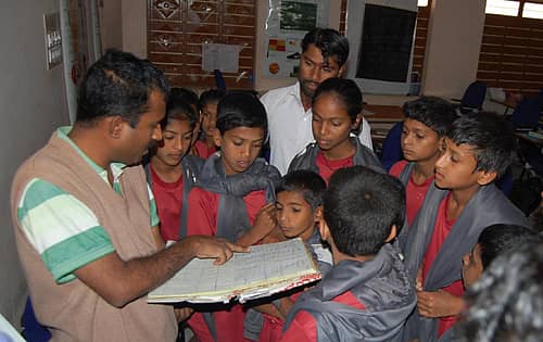 ಕೋಲಾರದ ಜಿಲ್ಲಾ ಕ್ರೀಡಾ ವಸತಿ ನಿಲಯಕ್ಕೆ ಶುಕ್ರವಾರ ಬೆಳಿಗ್ಗೆ ದಿಢೀರ್ ಭೇಟಿ ನೀಡಿದ ಉಪವಿಭಾಗಾಧಿಕಾರಿ ಸಿ.ಎನ್.ಮಂಜುನಾಥ್ ವಿದ್ಯಾರ್ಥಿಗಳ ಹಾಜರಾತಿ ಪುಸ್ತಕವನ್ನು ಪರಿಶೀಲಿಸಿದರು. ತಹಶೀಲ್ದಾರ್ ನಾಗರಾಜ್ ಇದ್ದಾರೆ