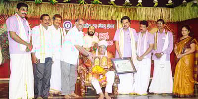 ಮೂಲ್ಕಿಯ ಬಿಲ್ಲವ ಸಂಘದಲ್ಲಿ ಯುವವಾಹಿನಿ ಮೂಲ್ಕಿ ಘಟಕದ ಸಂಯೋಜನೆಯಲ್ಲಿ ಭಾನುವಾರ ನಡೆದ 11ನೇ ವರ್ಷದ `ಆಟಿಡೊಂಜಿ ದಿನ' ಕಾರ್ಯಕ್ರಮದಲ್ಲಿ ರಾಷ್ಟ್ರೀಯ ಬಿಲ್ಲವ ಮಹಾಮಂಡಲದ ಅಧ್ಯಕ್ಷ ಜಯ ಸಿ. ಸುವರ್ಣ ಅವರನ್ನು ಸಚಿವ ಕೆ.ಅಭಯಚಂದ್ರ ಜೈನ್ ಸನ್ಮಾನಿಸಿದರು.