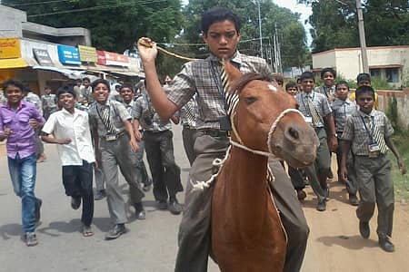 ಕುದುರೆ ಏರಿ ಶಾಲೆಗೆ ಬಂದ ವಿದ್ಯಾರ್ಥಿ