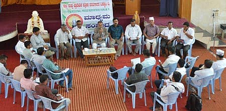 ಮಂಡ್ಯದ ಗಾಂಧಿ ಭವನದಲ್ಲಿ ವಿವಿಧ ಪಕ್ಷಗಳ ಜಿಲ್ಲಾ ಘಟಕದ ಅಧ್ಯಕ್ಷರೊಂದಿಗೆ ನಡೆದ ಸಂವಾದದ ದೃಶ್ಯ.