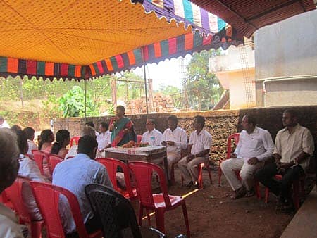 ಪುತ್ತೂರು ತಾಲ್ಲೂಕಿನ ಪುರಷರಕಟ್ಟೆಯಲ್ಲಿ ಶುಕ್ರವಾರ ನಡೆದ ಕಾಂಗ್ರೆಸ್ ಕಾರ್ಯಕರ್ತರ ಸಭೆಯಲ್ಲಿ ಶಾಸಕಿ ಶಕುಂತಳಾ ಶೆಟ್ಟಿ ಮಾತನಾಡಿದರು. ರಾಜ್ಯ ನಗರಾಭಿವೃದ್ಧಿ ಸಚಿವ ವಿನಯ ಕುಮಾರ್ ಸೊರಕೆ ಇದ್ದಾರೆ.