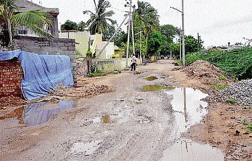 ರಾಯಚೂರು ನಗರದ ನಿಜಲಿಂಗಪ್ಪ ಕಾಲೊನಿ ರೈಲ್ವೆ ಹಳಿ ಪಕ್ಕದ ರಸ್ತೆ ಸ್ಥಿತಿ