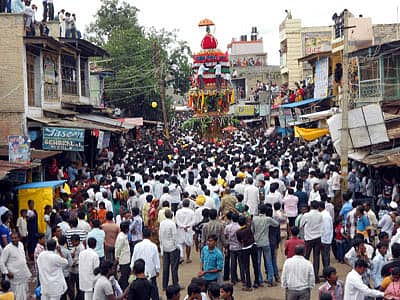 ತಾಳಿಕೋಟೆ ಪಟ್ಟಣದ ಆರಾಧ್ಯ ದೈವವೆನಿಸಿರುವ ಖಾಸ್ಗತ ಶಿವಯೋಗಿಗಳ ಜಾತ್ರಾ ಮಹೋತ್ಸವದಂಗವಾಗಿ ಭಾನುವಾರ ಭವ್ಯ ರಥೋತ್ಸವ ಜರುಗಿತು