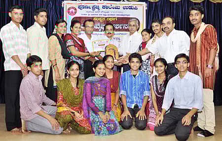 ಪೂರ್ಣಪ್ರಜ್ಞ ಕಾಲೇಜಿನಲ್ಲಿ ಇತ್ತೀಚೆಗೆ ನಡೆದ ಮಂಗಳೂರು ವಿಶ್ವ ವಿದ್ಯಾಲಯ ಮಟ್ಟದ ಸಂಸ್ಕೃತ ಸಾಂಸ್ಕೃತಿಕ ಸ್ಪರ್ಧೆ ‘ಸಂಸ್ಕೃತ ವೈಭವ ದರ್ಶನಂ’ನಲ್ಲಿ ಸಮಗ್ರ ಪ್ರಶಸ್ತಿ ಪಡೆದ ಉಜಿರೆಯ ಎಸ್‌ಡಿಎಂ ಕಾಲೇಜು ತಂಡ.