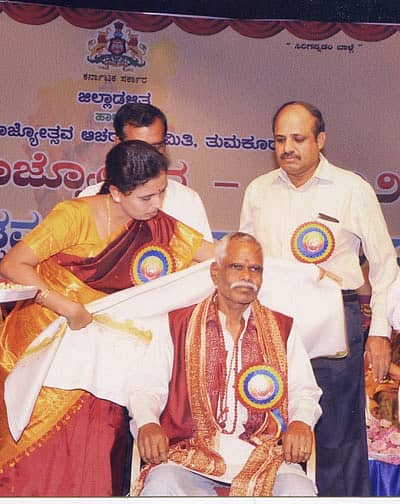 ಜಿಲ್ಲಾ ರಾಜ್ಯೋತ್ಸವ ಪ್ರಶಸ್ತಿ ನೀಡಿ ಶಂಕರಣ್ಣ ಅವರನ್ನು ಗೌರವಿಸುತ್ತಿರುವ ಜಿಲ್ಲಾ ಪಂಚಾಯಿತಿ ಅಧ್ಯಕ್ಷೆ ಪ್ರೇಮಾ. ಅಂದಿನ ಜಿಲ್ಲಾ ಪೊಲೀಸ್ ವರಿಷ್ಠಾಧಿಕಾರಿ ಟಿ.ಆರ್.ಸುರೇಶ್ ಇದ್ದಾರೆ.