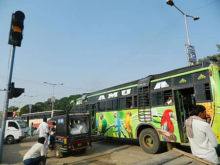 ಹರಪನಹಳ್ಳಿ ಬಸ್ನಿಲ್ದಾಣ ಸಮೀಪದ ಇಜಾರಿ ಸಿರಸಪ್ಪ ವೃತ್ತದಲ್ಲಿ ಬೇಕಾಬಿಟ್ಟಿ ಸಂಚರಿಸುತ್ತಿರುವ ಖಾಸಗಿ ಬಸ್ ಹಾಗೂ ಇತರೆ ವಾಹನಗಳು.