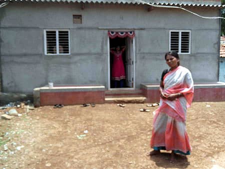 ಗೋನೂರು ಗ್ರಾಮದಲ್ಲಿ ಶಾರದಮ್ಮ ಅವರು ಮೂರು ವರ್ಷಗಳ ಹಿಂದಿನ ವಸತಿ ಯೋಜನೆಯಲ್ಲಿ ನಿರ್ಮಿಸಿರುವ ಮನೆ ಇದು. ಮನೆ ಕಟ್ಟಿಕೊಂಡು ವರ್ಷವಾದರೂ ಅಂತಿಮ ಕಂತಿನ ಹಣ ಅವರಿಗೆ ಸಂದಾಯವಾಗಿಲ್ಲ