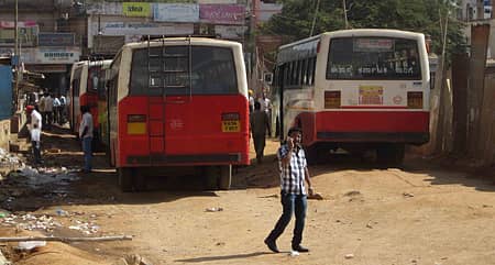 ಹೊಸಪೇಟೆಯ ಬಸ್ ನಿಲ್ದಾಣದಲ್ಲಿ ಎಲ್ಲೆಂದರಲ್ಲಿ ಮೂತ್ರ ವಿಸರ್ಜನೆ ಮಾಡುತ್ತಿರುವ ಪ್ರಯಾಣಿಕರು.