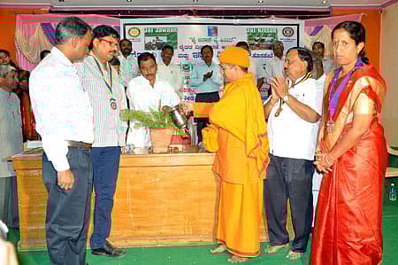 ಹೊಸಪೇಟೆಯಲ್ಲಿ ರೋಟರಿ ಕ್ಲಬ್‌ ವಿವಿಧ ಸರ್ಕಾರಿ ಇಲಾಖೆಗಳ ಸಹಯೋಗದಲ್ಲಿ ಭಾನುವಾರ ರೈತ ದಿನಾಚರಣೆ ಅಂಗವಾಗಿ  ‘ಯುವಕರ ಚಿತ್ತ ಕೃಷಿಯತ್ತ’ ಕಾರ್ಯಾಗಾರವನ್ನು ಸುಮೇದಾನಂದ ಸ್ವಾಮೀಜಿ ಉದ್ಘಾಟಿಸಿದರು, ರೋಟರಿ ಕ್ಲಬ್‌ ಅಧ್ಯಕ್ಷ ಎಚ್‌.ಶ್ರೀನಿವಾಸರಾವ್‌ ಹಿರಿಯ ವಿಜ್ಞಾನಿ ಡಾ.ಶ್ರೀಪಾದ ಕುಲಕರ್ಣಿ ಸೇರಿದಂತೆ ಪದಾಧಿಕಾರಿಗಳು ಹಾಜರಿದ್ದರು.