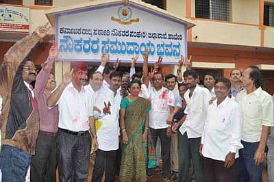 ಹಾವೇರಿ ಜಿಲ್ಲಾ ಸರ್ಕಾರಿ ನೌಕರರ ಭವನದಲ್ಲಿ ರಾಜ್ಯ ಸರ್ಕಾರಿ ನೌಕರರ ಸಂಘದ ಜಿಲ್ಲಾ ಘಟಕದ ಕಾರ್ಯಕಾರಿ ಸಮಿತಿಗೆ ನಡೆದ ಚುನಾವಣೆಯಲ್ಲಿ ವಿಜೇತ ಅಭ್ಯರ್ಥಿಗಳ ಜತೆಯಲ್ಲಿ ವಿಜಯೋತ್ಸವ ಆಚರಿಸಿದರು