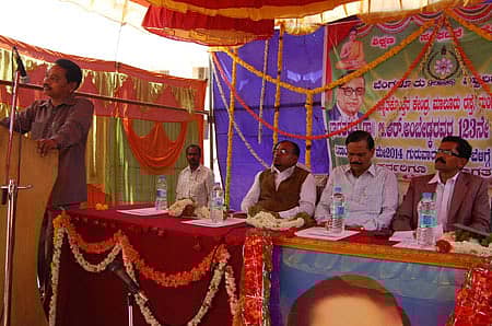 ಕೋಲಾರದ ಬೆಂಗಳೂರು ವಿಶ್ವವಿದ್ಯಾಲಯದ ಸ್ನಾತಕೋತ್ತರ ಕೇಂದ್ರದಲ್ಲಿ ಗುರುವಾರ ಏರ್ಪಡಿಸಿದ್ದ ಡಾ.ಬಿ.ಆರ್.ಅಂಬೇಡ್ಕರ್ ಜಯಂತಿಯಲ್ಲಿ ಕುವೆಂಪು ವಿಶ್ವವಿದ್ಯಾಲಯದ ಅಂಬೇಡ್ಕರ್ ಮತ್ತು ಬುದ್ಧ ಅಧ್ಯಯನ ಕೇಂದ್ರದ ನಿರ್ದೇಶಕ ಪ್ರೊ.ರವೀಂದ್ರ ಡಿ.ಗಡ್ಕರ್ ಮಾತನಾಡಿದರು. ಲೇಖಕ ಗೊಲ್ಲಳ್ಳಿ ಶಿವಪ್ರಸಾದ್, ಕೇಂದ್ರದ ನಿರ್ದೇಶಕ ಡಾ.ಸಿ.ನಾಗಭೂಷಣ ಮತ್ತು ಡಾ.ಪಿ.ಸಿ.ಕೃಷ್ಣಸ್ವಾಮಿ ಇದ್ದಾರೆ.