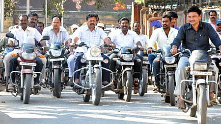 ಬಂದ್‌ ವೇಳೆ ಬೈಕ್‌ರ್‍ಯಾಲಿ ನಡೆಸಿದ ಮಾಜಿ ಸಚಿವ ರೇಣುಕಾಚಾರ್ಯ.