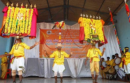 ಮಳವಳ್ಳಿಯ ಕೋರೆಗಾಲ ಕಲಾವಿದರು ಪೂಜಾಕುಣಿತ ಪ್ರದರ್ಶಿಸಿದರು.