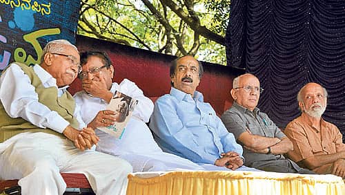 ರಂಗಕರ್ಮಿ ಎ.ಎಸ್.ಮೂರ್ತಿ ಅವರ ನೆನಪಿನಲ್ಲಿ ನಗರದಲ್ಲಿ ಭಾನುವಾರ ನಡೆದ ಕಲೋತ್ಸವದಲ್ಲಿ ಹಿರಿಯ ಸಾಹಿತಿ ಡಾ.ಚಂದ್ರಶೇಖರ ಕಂಬಾರ ಹಾಗೂ ಹಿರಿಯ ಕಲಾವಿದ ಬಿ.ಕೆ.ಎಸ್.ವರ್ಮಾ ಸಮಾಲೋಚನೆ ನಡೆಸಿದರು. ಮೇಯರ್ ಬಿ.ಎಸ್.ಸತ್ಯನಾರಾಯಣ್, ಸಾಹಿತಿ ಅ.ರಾ.ಮಿತ್ರ, ರಂಗಕರ್ಮಿ ಪ್ರಸನ್ನ ಚಿತ್ರದಲ್ಲಿದ್ದಾರೆ –ಪ್ರಜಾವಾಣಿ ಚಿತ್ರ