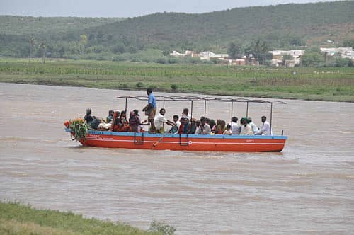 ಬಾಗಲಕೋಟೆ ನಗರ ಸಮೀಪ ಹರಿಯುವ ಘಟಪ್ರಭಾ ನದಿಯನ್ನು ಭಾನುವಾರ ದೋಣಿ ಮೂಲಕ ದಾಟುತ್ತಿರುವ ಹಳ್ಳಿಗರು.