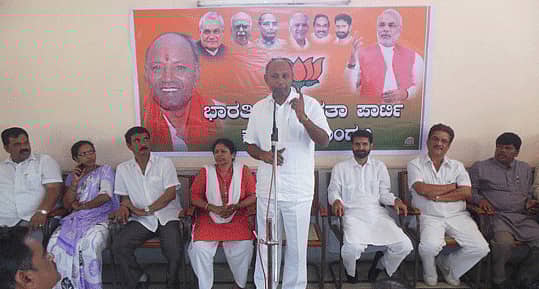 ಕಡೂರು ಪಟ್ಟಣದ ನಂದಿ ಕ್ರೀಡಾಭವನದಲ್ಲಿ ಭಾನುವಾರ ಬಿಜೆಪಿ ಕಾರ್ಯಕರ್ತರ ಸಭೆ ಉದ್ದೇಶಿಸಿ ಹಾಸನ ಲೋಕಸಭಾ ಕ್ಷೇತ್ರದ ಬಿಜೆಪಿ ಅಭ್ಯರ್ಥಿ ಸಿ.ಎಚ್.ವಿಜಯಶಂಕರ್ ಮಾತನಾಡಿದರು. ಮಾಜಿ ಸಂಸದೆ ತೇಜಸ್ವಿನಿ ಶ್ರೀರಮೇಶ್, ಶಾಸಕ ಸಿ.ಟಿ.ರವಿ ಇನ್ನಿತರರು ಇದ್ದರು.