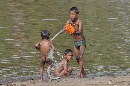 ಚಿಕ್ಕೋಡಿ ತಾಲ್ಲೂಕಿನ ಸದಲಗಾ ಬಳಿ ಬೇಸಿಗೆಯ ಬಿಸಿಲಿನ ತಾಪದಿಂದ ಪಾರಾಗಲು ಮಕ್ಕಳು ದೂಧಗಂಗಾ ನದಿಯ ತೀರದಲ್ಲಿ ನೀರಾಟದಲ್ಲಿ ತೊಡಗಿರುವುದು. ಚಿತ್ರ : ಮಲ್ಲಿಕಾರ್ಜುನ ದಾನನ್ನವರ