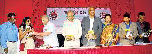 ಸ್ವಾತಂತ್ರ್ಯ ಉದ್ಯಾನವನದಲ್ಲಿ ಭಾನುವಾರ ನಡೆದ ಕವಿಪವಿ ಹಬ್ಬದಲ್ಲಿ ಸುರೇಶ್ ಹಿರೇಮಠ ಅವರ ‘ಪತ್ರಿಕಾ ಸ್ವಾತಂತ್ರ್ಯ ಹಾಗೂ ಕಾನೂನುಗಳು’ ಕೃತಿಯನ್ನು ಬೆಂಗಳೂರು ವಿಶ್ವವಿದ್ಯಾಲಯದ ಸಂವಹನ ವಿಭಾಗದ ನಿವೃತ್ತ ಮುಖ್ಯಸ್ಥ ಡಾ. ಎಚ್.ಎಸ್. ಈಶ್ವರ್ ಬಿಡುಗಡೆ ಮಾಡಿ ಪತ್ರಕರ್ತೆ ಸುಶೀಲಾ ಅವರಿಗೆ ನೀಡಿದರು. ಚಿತ್ರದಲ್ಲಿ ಹಿರಿಯ ಪತ್ರಕರ್ತ ಪಿ. ರಾಮಯ್ಯ, ಪ್ರಾಧ್ಯಾಪಕ ಡಾ. ಎ.ಎಸ್. ಬಾಲಸುಬ್ರಹ್ಮಣ್ಯ, ಅವರ ಪತ್ನಿ ಲತಾ ಬಾಲಸುಬ್ರಹ್ಮಣ್ಯ, ಕವಿಪವಿ ಅಧ್ಯಕ್ಷ ಗುರುಲಿಂಗಸ್ವಾಮಿ ಹೊಳಿಮಠ, ಪ್ರಧಾನ ಕಾರ್ಯದರ್ಶಿ ಪ್ರವೀಣ ಶಿರಿಯಣ್ಣ ಇದ್ದಾರೆ