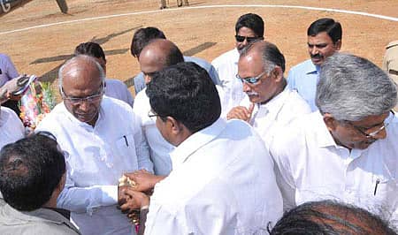 ಚಿಕ್ಕಮಗಳೂರು ನಗರಕ್ಕೆ ಭಾನುವಾರ ಬಂದ ರೈಲ್ವೆ ಸಚಿವ ಮಲ್ಲಿಕಾರ್ಜುನ ಖರ್ಗೆ ಅವರನ್ನು ಹೆಲಿಪ್ಯಾಡ್‌ನಲ್ಲಿ ಜಿಲ್ಲಾ ಕಾಂಗ್ರೆಸ್‌ ಅಧ್ಯಕ್ಷ ಡಾ.ಡಿ.ಎಲ್‌.ವಿಜಯ್‌ಕುಮಾರ್‌, ಜಿಲ್ಲಾ ಉಸ್ತುವಾರಿ ಸಚಿವ ಕೆ.ಅಭಯಚಂದ್ರ ಜೈನ್‌, ಸಂಸದ ಜಯಪ್ರಕಾಶ್‌ ಹೆಗ್ಡೆ ಸ್ವಾಗತಿಸಿದರು.