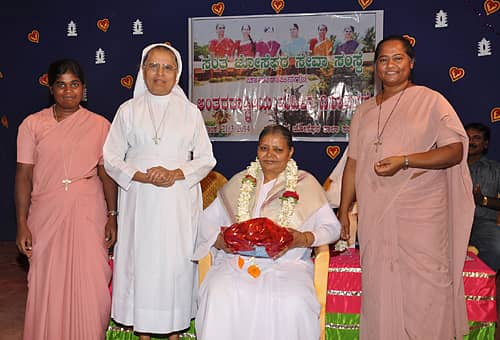 ಚಾಮರಾಜನಗರದಲ್ಲಿ ಈಚೆಗೆ ಸಂತ ಜೋಸೆಫರ ಸೇವಾ ಸಂಸ್ಥೆಯಿಂದ ಹಮ್ಮಿಕೊಂಡಿದ್ದ ಅಂತರರಾಷ್ಟ್ರೀಯ ಮಹಿಳಾ ದಿನಾಚರಣೆ ಕಾರ್ಯಕ್ರಮದಲ್ಲಿ ಪ್ರಜಾಪಿತ ಬ್ರಹ್ಮಾಕುಮಾರಿ ಈಶ್ವರೀಯ ವಿಶ್ವವಿದ್ಯಾಲಯದ ಜಿಲ್ಲಾ ಸಂಚಾಲಕಿ ರಮಾ ಅವರನ್ನು ಸನ್ಮಾನಿಸಲಾಯಿತು. ಅನ್ನಾಮೇರಿ, ಆಲಿನ್, ಉತ್ತರಿಕಾ ಮೇರಿ ಇದ್ದಾರೆ.