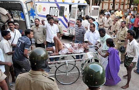 ದಾವಣಗೆರೆ ಜಿಲ್ಲೆಯ ಹೊನ್ನಾಳಿಯ ತುಗ್ಗಲಹಳ್ಳಿ ಸಮೀಪ ನಡೆದ ಕ್ಯಾಂಟರ್ ಅಪಘಾತದಲ್ಲಿ ಗಾಯಗೊಂಡವರನ್ನು ಇಲ್ಲಿನ ಚಿಗಟೇರಿ ಆಸ್ಪತ್ರೆಗೆ ತಂದ ದೃಶ್ಯ