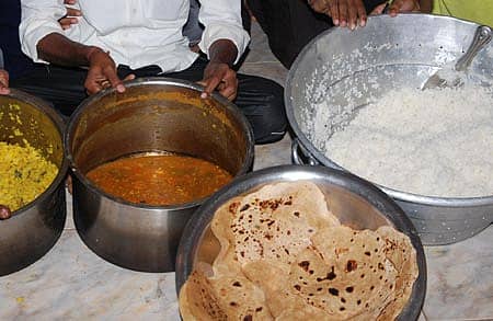 ರಾತ್ರಿಯ ಬಿಸಿ ಅನ್ನದಲ್ಲಿ ಮಧ್ಯಾಹ್ನದ ತಂಗಳನ್ನವನ್ನು ಕೂಡಿಸಲಾಗಿದೆ ಎಂದು ಆರೋಪಿಸಿದ ಸಪ್ತಾಪುರದ ಬಿಸಿಎಂ ಹಾಸ್ಟೆಲ್ ವಿದ್ಯಾರ್ಥಿಗಳು, ಅದಕ್ಕೆ ಪೂರಕವಾಗಿ ಅನ್ನವನ್ನು ತೋರಿಸಿದರು