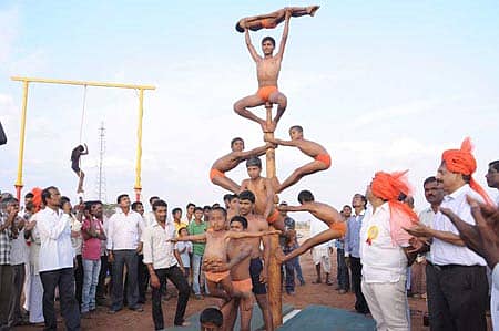ಲಕ್ಕುಂಡಿ ಉತ್ಸವದ ಪ್ರಯುಕ್ತ ಏರ್ಪಡಿಸಿದ್ದ ಗಮನ ಸೆಳೆದ ಮಲ್ಲಕಂಬ ಪ್ರದರ್ಶನ