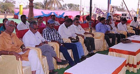 ಗದಗ ತಾಲ್ಲೂಕಿನ ಲಕ್ಕುಂಡಿಯಲ್ಲಿ ಭಾನುವಾರ ನಡೆದ ಲಕ್ಕುಂಡಿ ಉತ್ಸವದ ಕವಿಗೋಷ್ಠಿಯಲ್ಲಿ ಭಾಗವಹಿಸಿದ್ದ ಕವಿಗಳು.