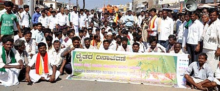 ತಾಲ್ಲೂಕಿನ ಸಮಗ್ರ ನೀರಾವರಿ ಯೋಜನೆಗಳ ಜಾರಿಗಾಗಿ ಆಗ್ರಹಿಸಿ ಹಗರಿಬೊಮ್ಮನಹಳ್ಳಿಯಲ್ಲಿ ಸೋಮವಾರ ಮಠಾಧೀಶರ ಧರ್ಮ ಪರಿಷತ್‌ ಸಹಯೋಗದಲ್ಲಿ ತಾಲ್ಲೂಕು ಸಮಗ್ರ ನೀರಾವರಿ ಹೋರಾಟ ಸಮಿತಿ ಸೋಮವಾರ ನಡೆಸಿದ ರೈತರ ಬೃಹತ್‌ ಪ್ರತಿಭಟನಾ ರ್‍ಯಾಲಿಯಲ್ಲಿ ಪಾಲ್ಗೊಂಡಿದ್ದ ರೈತರು.