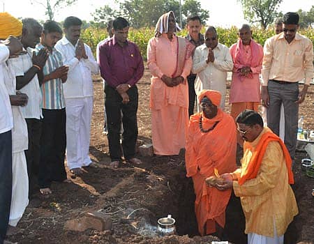 ಹುಕ್ಕೇರಿ ತಾಲ್ಲೂಕಿನ ಬಡಕುಂದ್ರಿಯಲ್ಲಿ ಚೈತನ್ಯ ಆಶ್ರಮದ ಭೂಮಿ ಪೂಜೆಯನ್ನು ಸಾವಳಗಿ ಸಿದ್ಧ ಸಂಸ್ಥಾನ ಪೀಠದ ಶಿವಲಿಂಗೇಶ್ವರ ಕುಮಾರೇಂದ್ರ ಸ್ವಾಮೀಜಿ ಈಚೆಗೆ ನೆರವೇರಿಸಿದರು. ಬಾಗಲಕೋಟೆಯ ಪರಮ ರಾಮಾರೂಢ ಸ್ವಾಮೀಜಿ, ಚೈತನ್ಯ ಆಶ್ರಮದ ಪೀಠಾಧಿಪತಿ ಯಲ್ಲಾರೂಢ ಸ್ವಾಮೀಜಿ ಮತ್ತಿತರರು ಚಿತ್ರದಲ್ಲಿದ್ದಾರೆ.